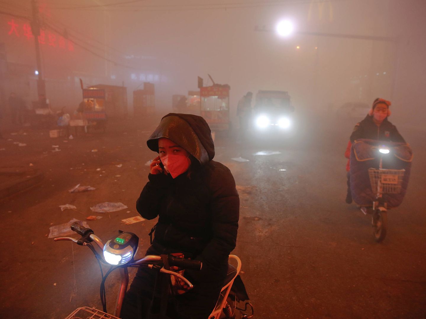 Ciudadanos en una día de alerta roja por contaminación en Shengfang, provincia de Hebei. (Reuters)