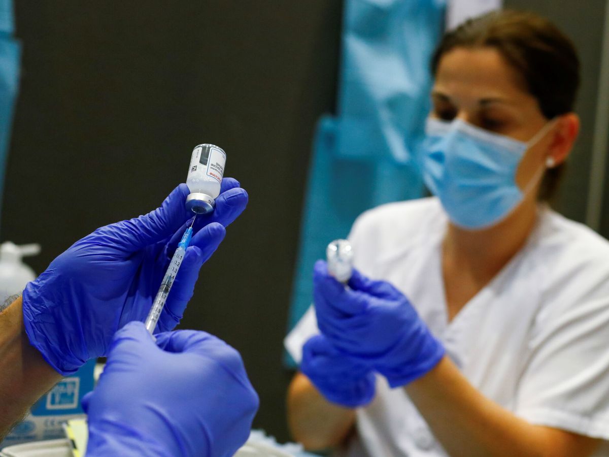 Foto: Dos enfermeras preparan la vacuna contra el covid-19. (Reuters) 