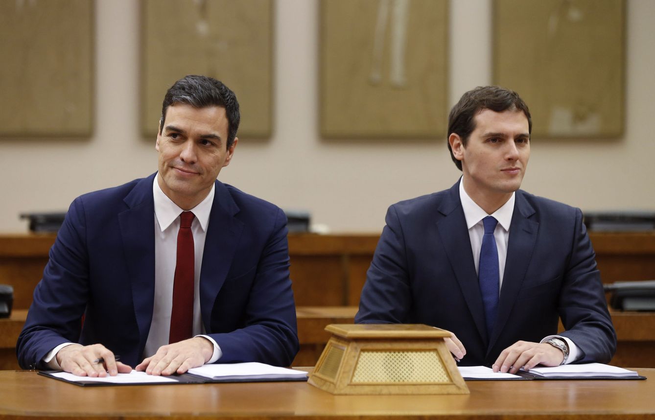 Pedro Sánchez y Albert Rivera, durante la firma del acuerdo de investidura alcanzado por PSOE y C's. (EFE)
