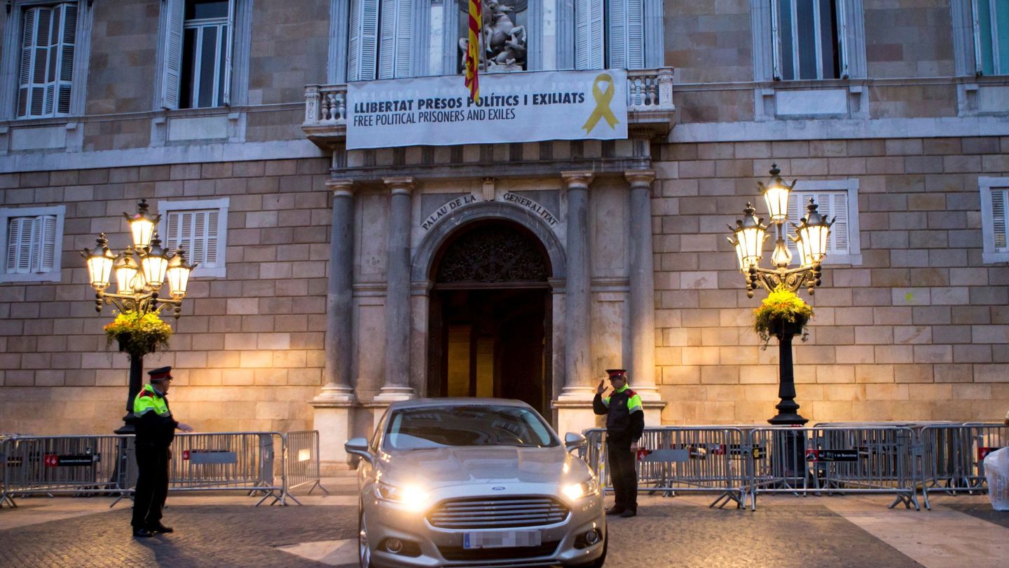 El presidente de la Generalitat de Cataluña, Quim Torra, sale en coche oficial del Palau de la Generalitat. (EFE)
