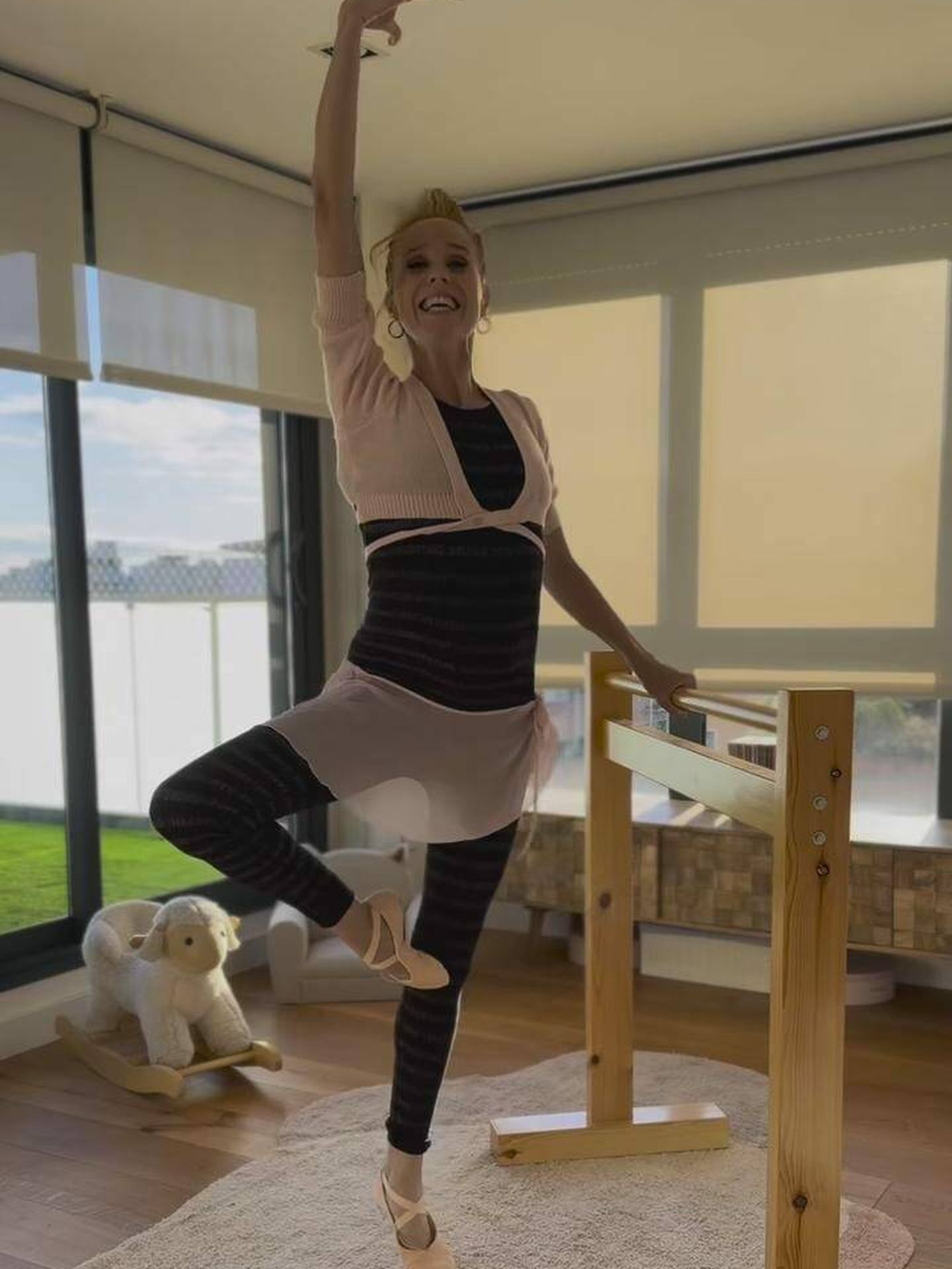 María Castro practica ballet en su salón. (Instagram/@maria_castro_jato)