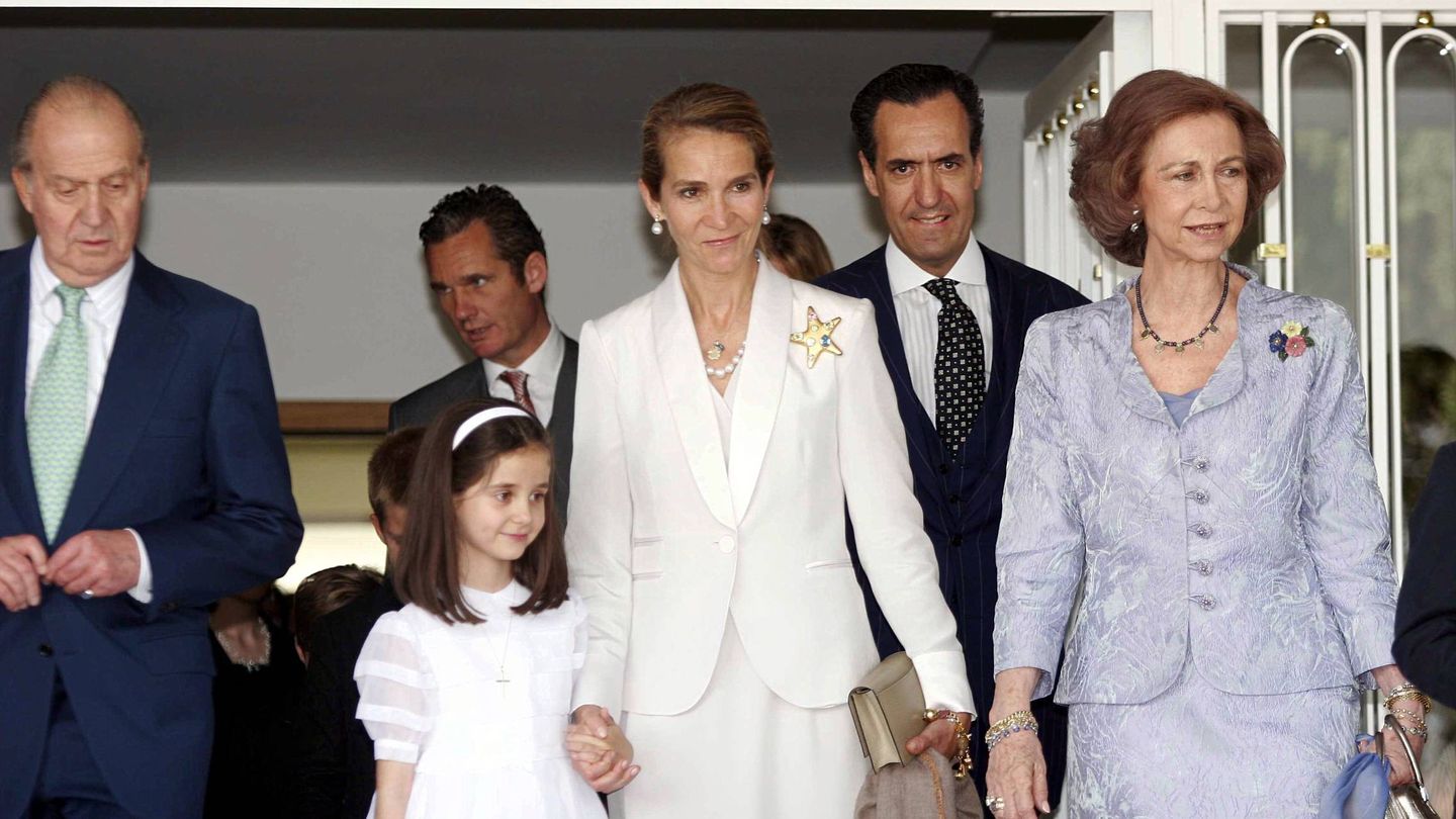 Año 2009, Victoria Federica recibe la comunión rodeada de sus padres, la infanta Elena y Jaime de Marichalar, don Juan Carlos y doña Sofía (Cordon Press)