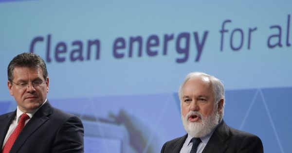 Foto: El comisario europeo de Energía y Acción Climática, Miguel Arias Cañete (dcha), en rueda de prensa. (EFE)
