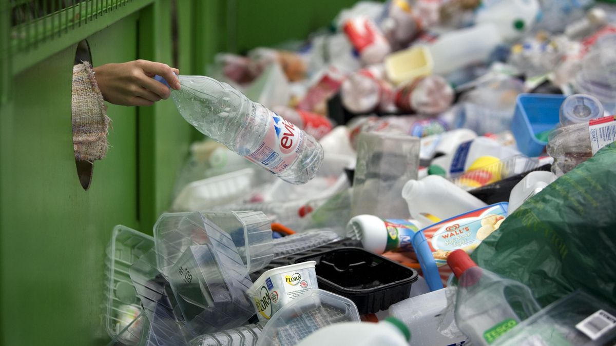Reciclar por dinero, el sistema de gestión de basuras que piden los ecologistas