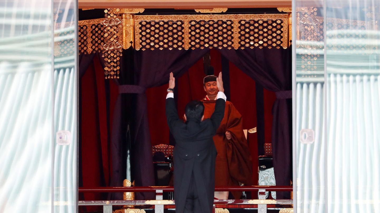 El primer ministro de Japón exclamando el tradicional 'Larga vida a Su Alteza Imperial'. (Reuters)