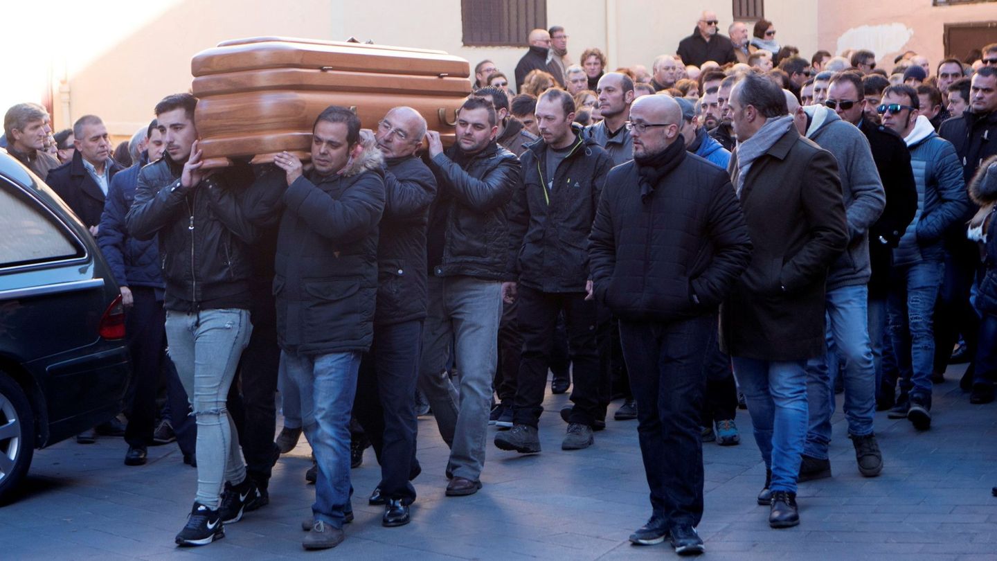 Familiares y amigos trasladan los restos mortales del agricultor José Luis Iranzo a la iglesia de Andorra (Teruel) para celebrar el funeral. (EFE)