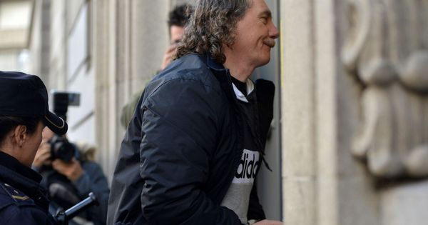 Foto: José Ramón Prado Bugallo (Sito Miñanco) acude a juicio. (EFE)