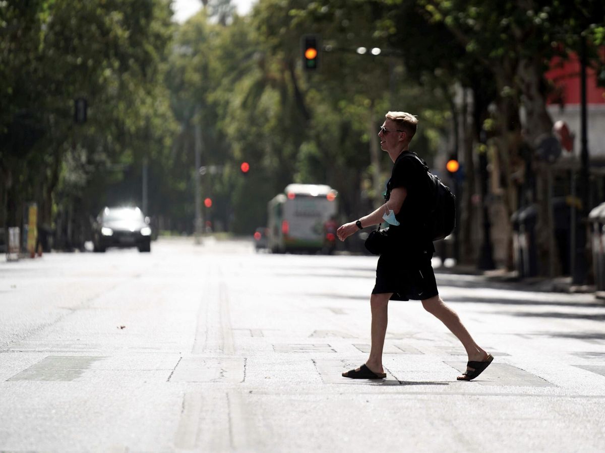 Foto: Una persona camina por el centro de Córdoba. (EFE)