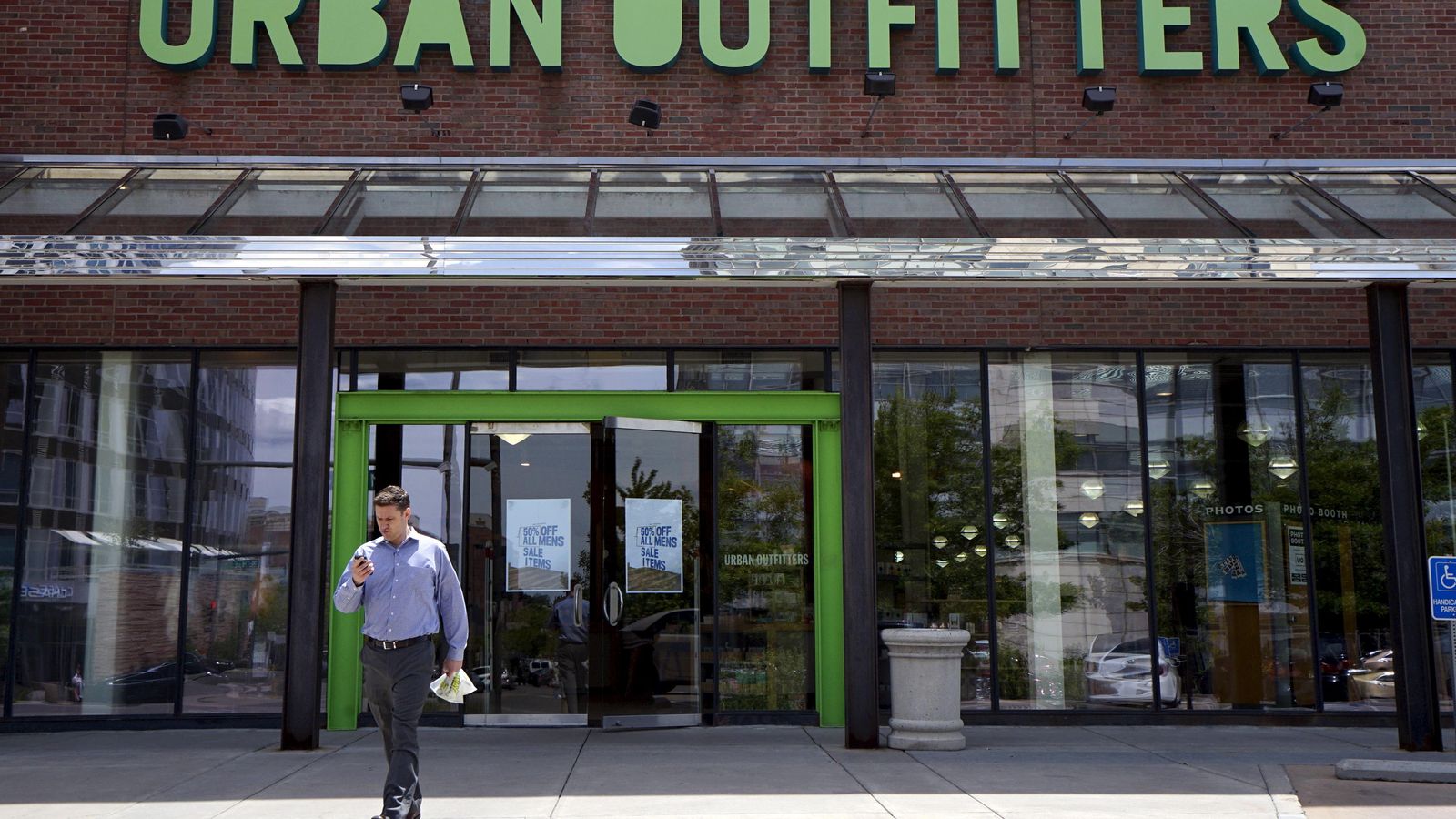 Foto: Una de las tiendas de la cadena estadounidense Urban Outfitters. (Reuters)