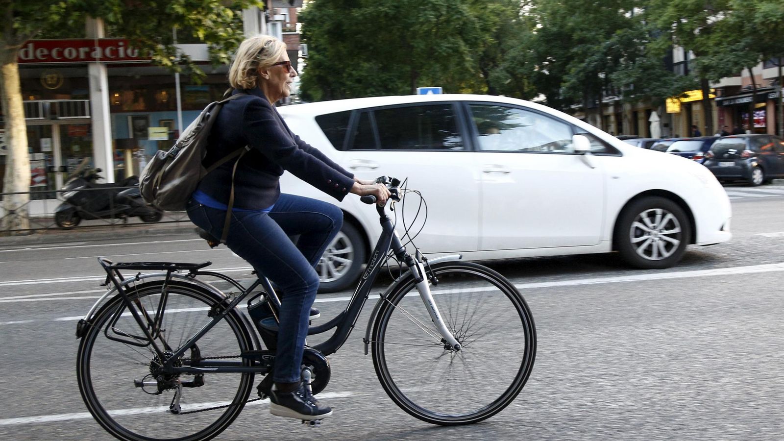 Foto: La alcaldesa de Madrid, Manuela Carmena, en bicicleta por el centro de Madrid. (Reuters)