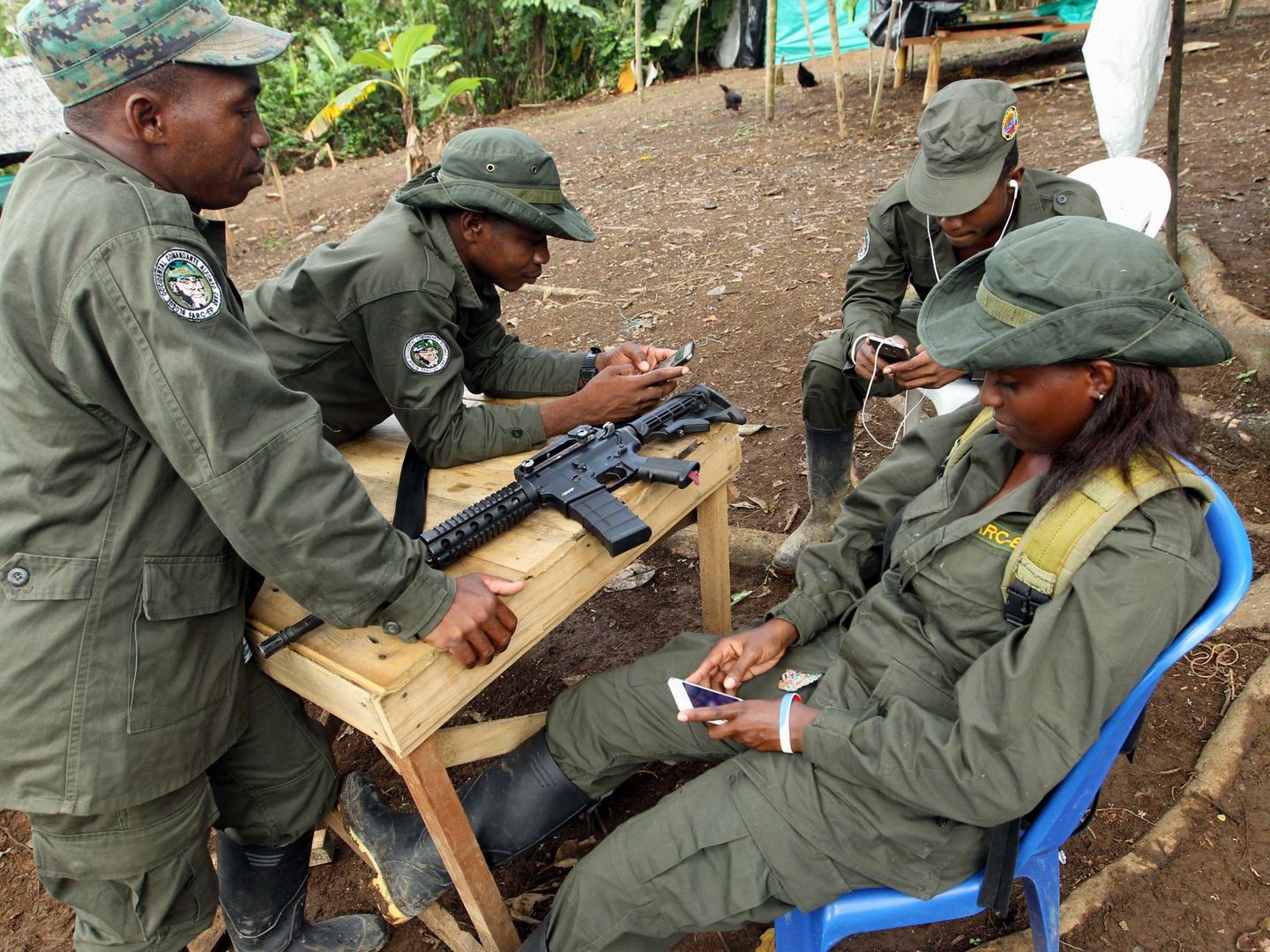 Guerrilleros de las FARC esperan su desmovilización, en marzo de 2017. (EFE)