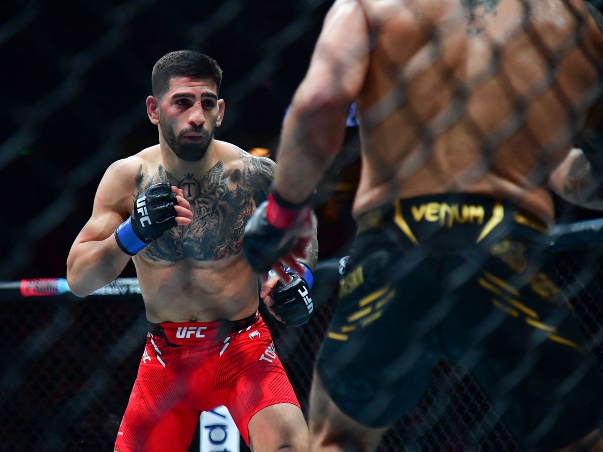 Foto: Ambos peleadores enfrentándose en el centro del octágono (A.Vasquez/USATODAYSports)