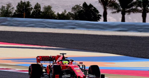 Foto: Mick Schumacher en su estreno con Ferrari durante los test de Bahréin.