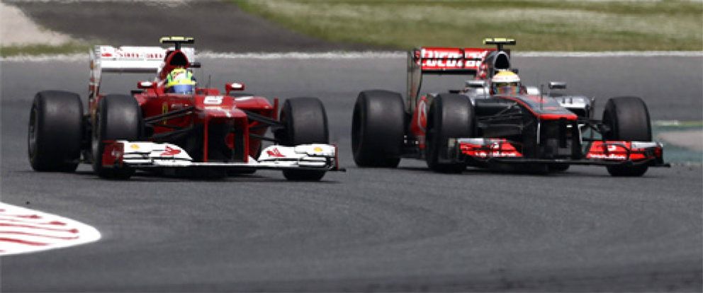 Foto: Hamilton lidera los libres y Ferrari da un paso con los nuevos escapes