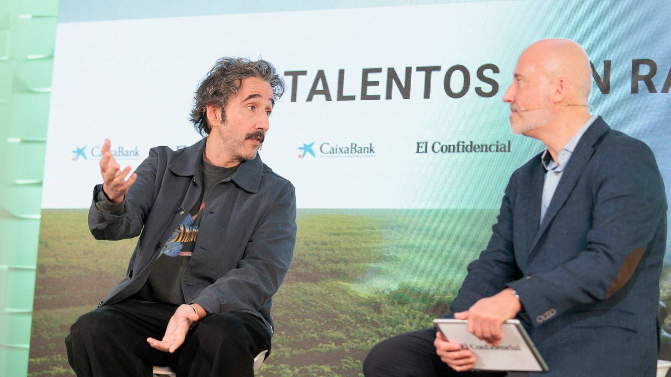 Foto: El chef Diego Guerrero (izquierda), durante su intervención en el foro 'Talentos con raíces'.