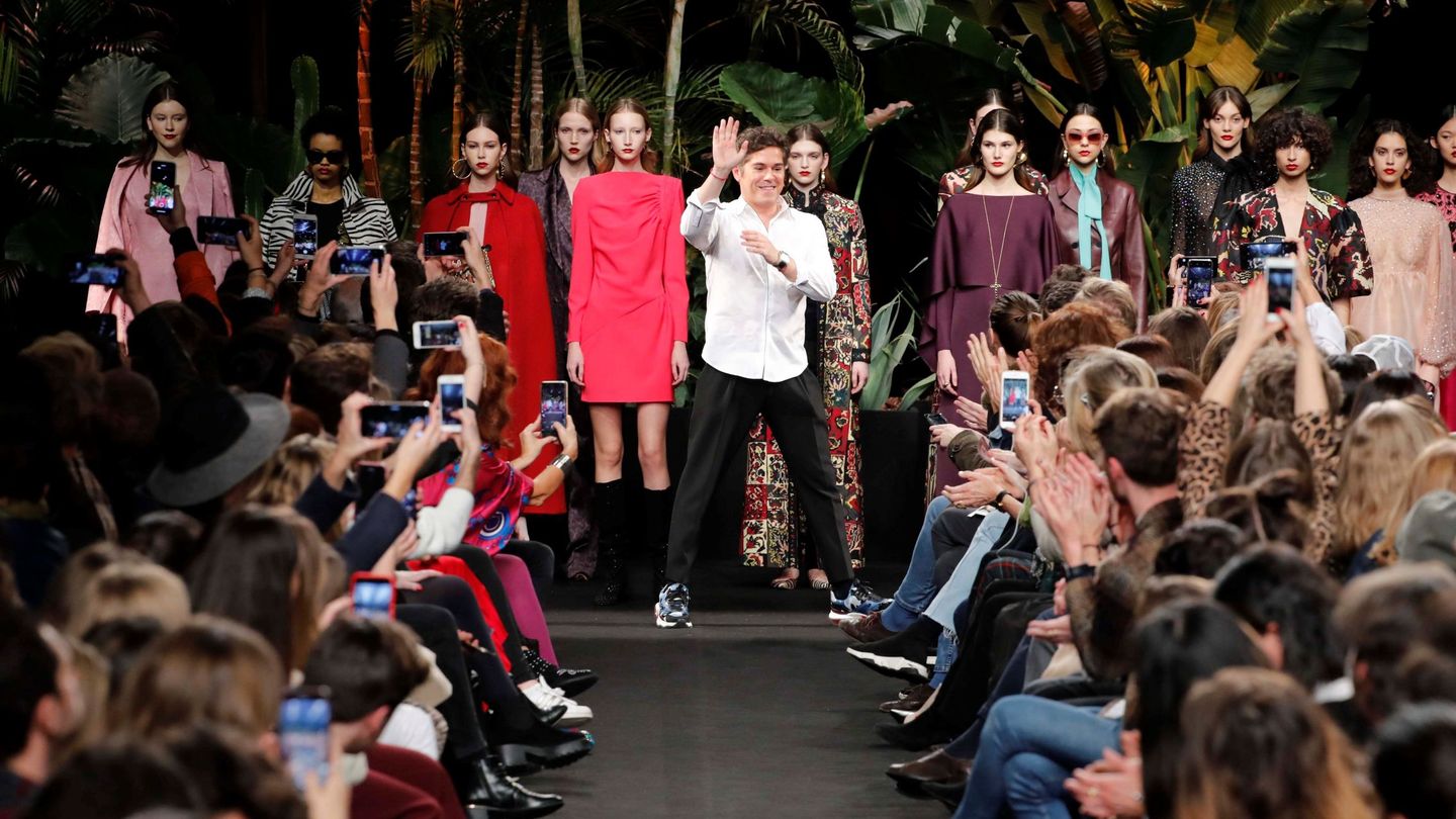 Jorge Vázquez saluda tras la presentación de su colección otoño-invierno 2019-20 en la Mercedes-Benz Fashion Week de Madrid.