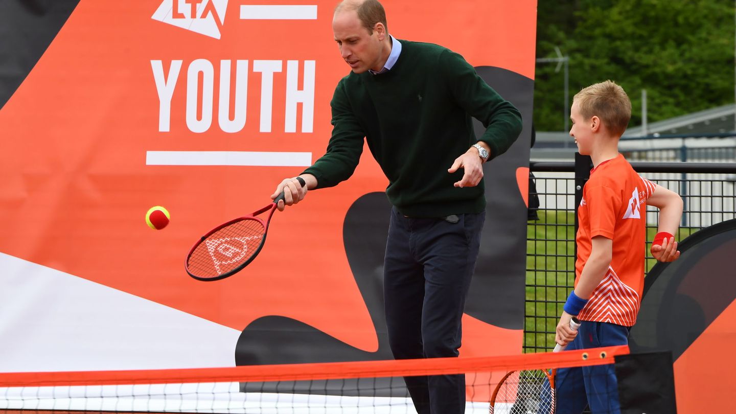 El príncipe Guillermo, jugando al tenis en uno de sus compromisos. (Reuters)