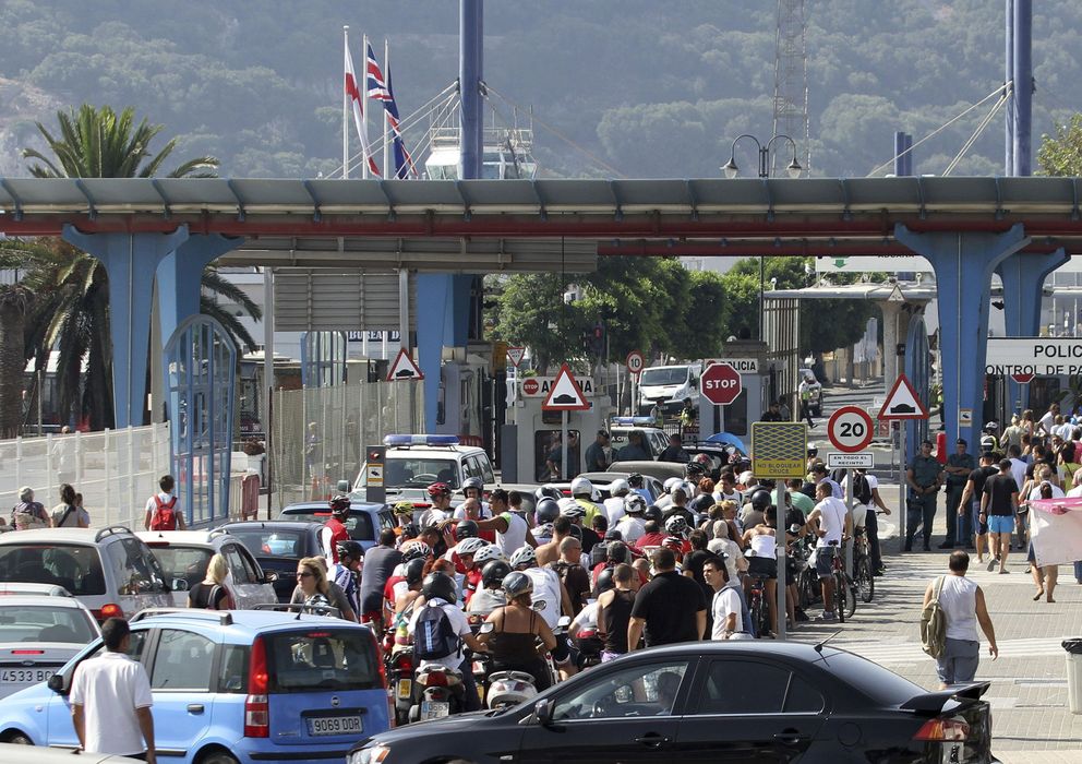 Foto: Vuelven las colas a la frontera de Gibraltar. (EFE)