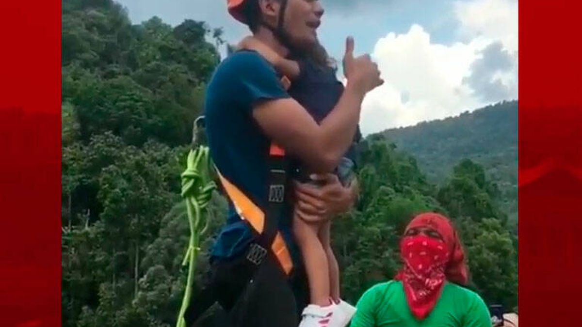 Redha Rozlan hace puenting lanzándose al vacío con su hija de dos años en brazos