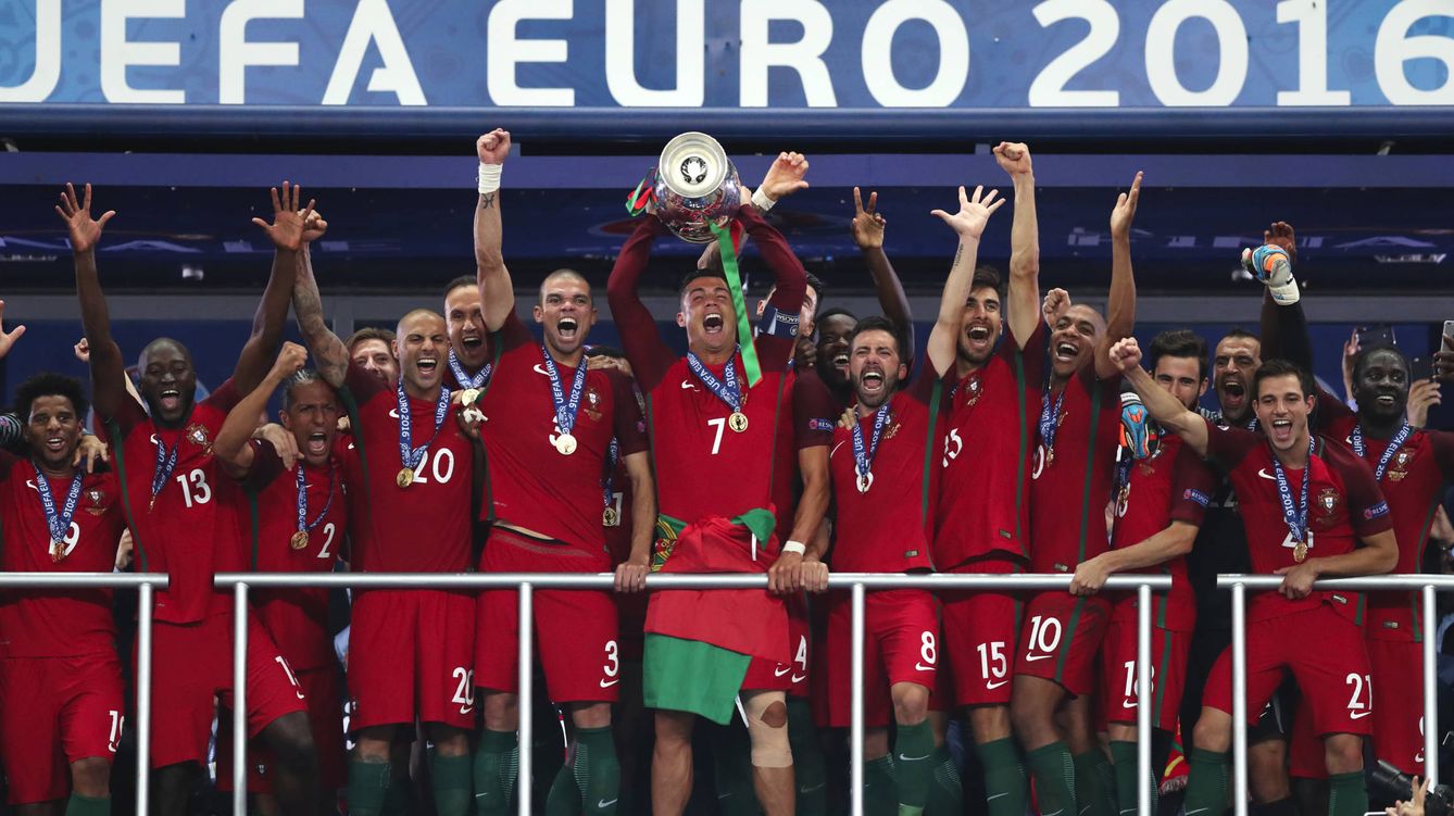 Foto: Cristiano Ronaldo levanta la Eurocopa de Portugal (Gtres)