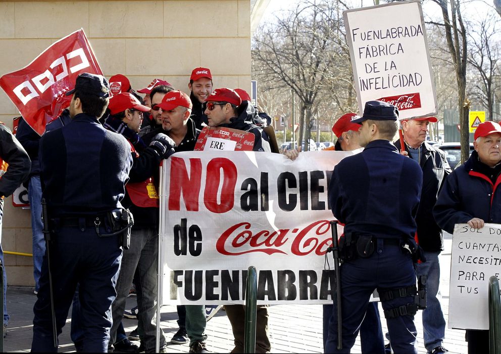 Foto: Fotografía de archivo de trabajadores de Coca Cola durante la concentración para exigir a la empresa que dé marcha atrás en sus planes para cerrar su planta de 