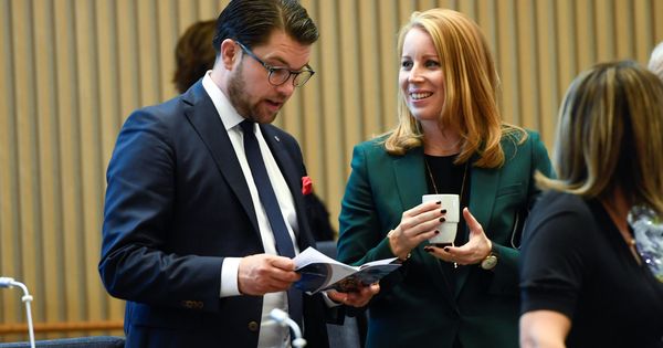 Foto: Jimmie Akesson, líder del partido ultra Demócratas de Suecia, habla con Annie Loof, líder del Partido de Centro, durante la apertura del Parlamento en Estocolmo, hoy. (Reuters)