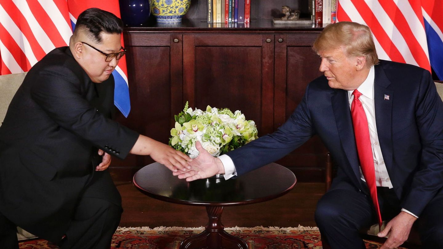 Trump y Kim Jong-un se dan la mano durante la cumbre que mantuvieron en junio. (EFE)
