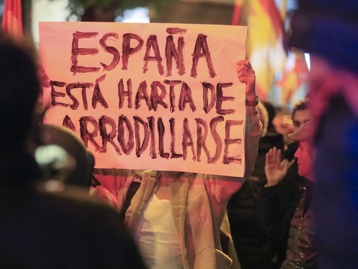 Foto: Protesta contra el gobierno en funciones tras negociaciones con Junts y ERC. (EFE/Fernando Alvarado) 
