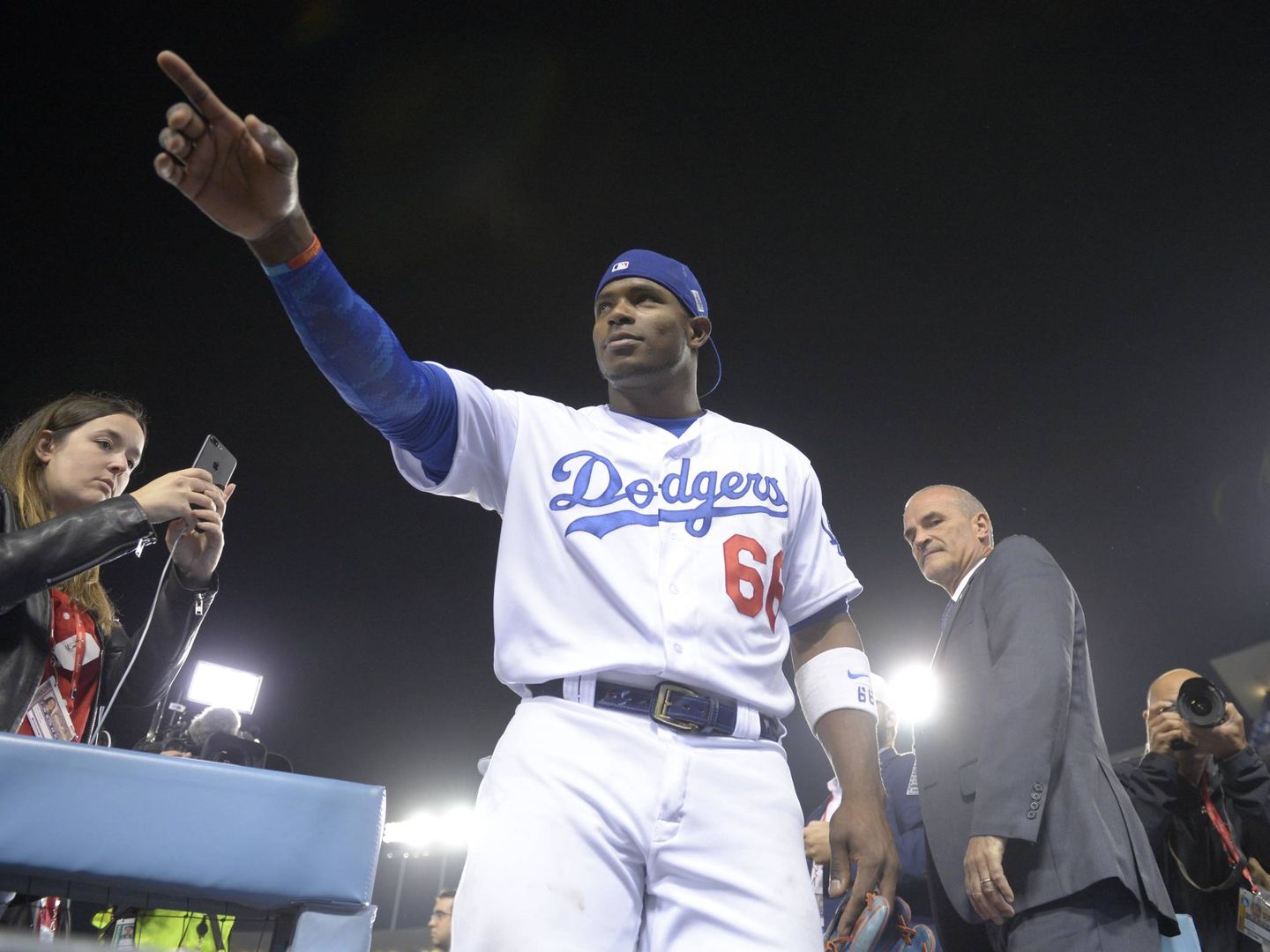 Yasiel Puig, de Los Ángeles Dodgers, celebra la victoria contra los Houston Astros, en Los Ángeles, EEUU. (Reuters)