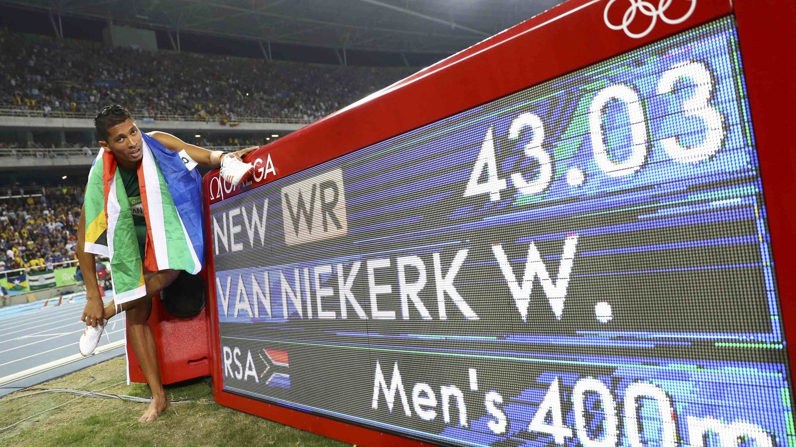 Foto: Van Niekerk es, desde este domingo, recordman del 400 (Kai Pfaffenbach/Reuters).