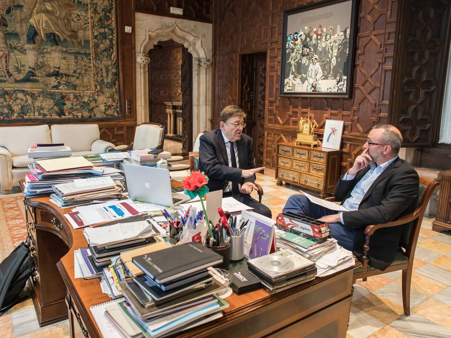 En el despacho del 'president', en un momento de la entrevista de Ximo Puig. (Miguel Lorenzo)
