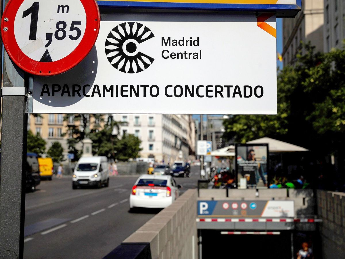 Foto: Imagen de archivo de un cartel de Madrid Central. (EFE)