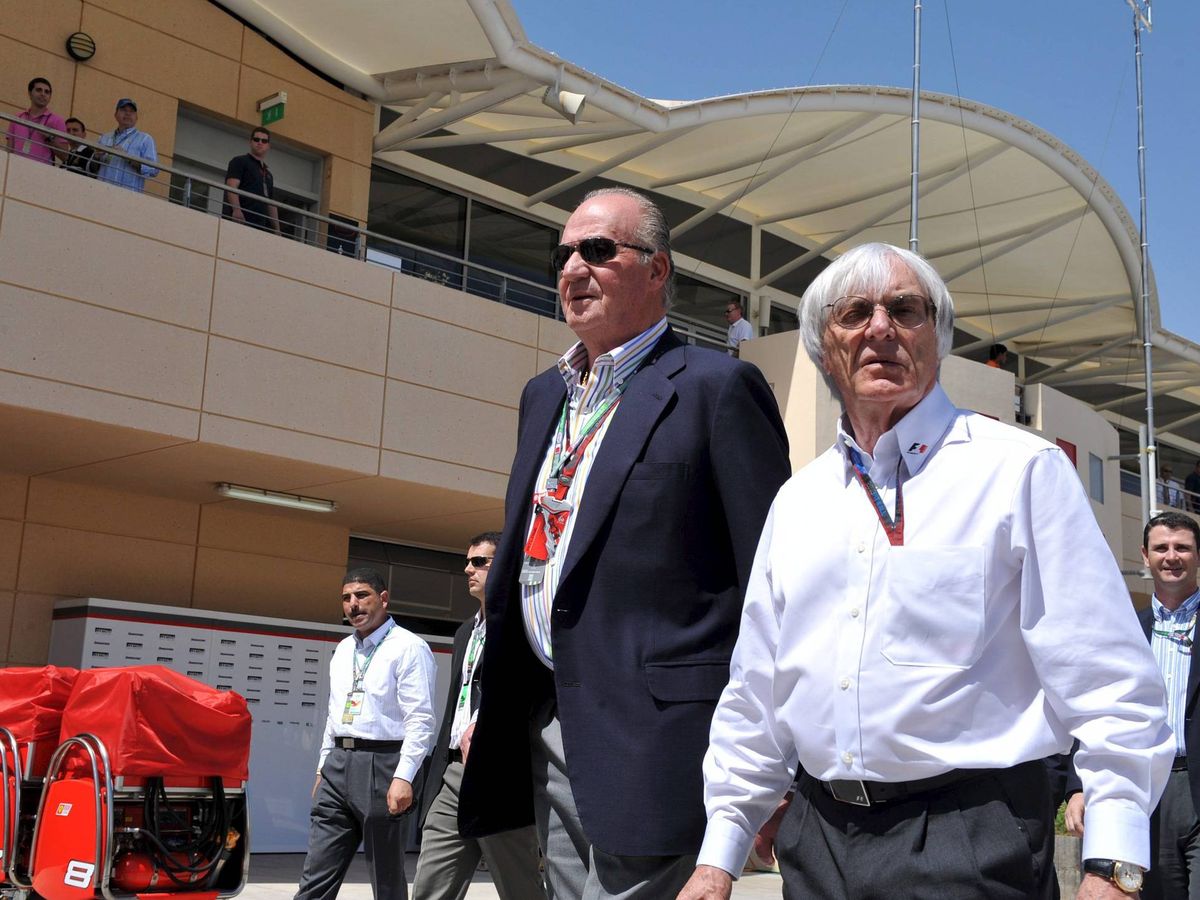 Foto: El rey Juan Carlos junto al patrón de la Fórmula 1, Bernie Ecclestone, en el Circuito de Bahréin, el 14 de marzo de 2010. (EFE)