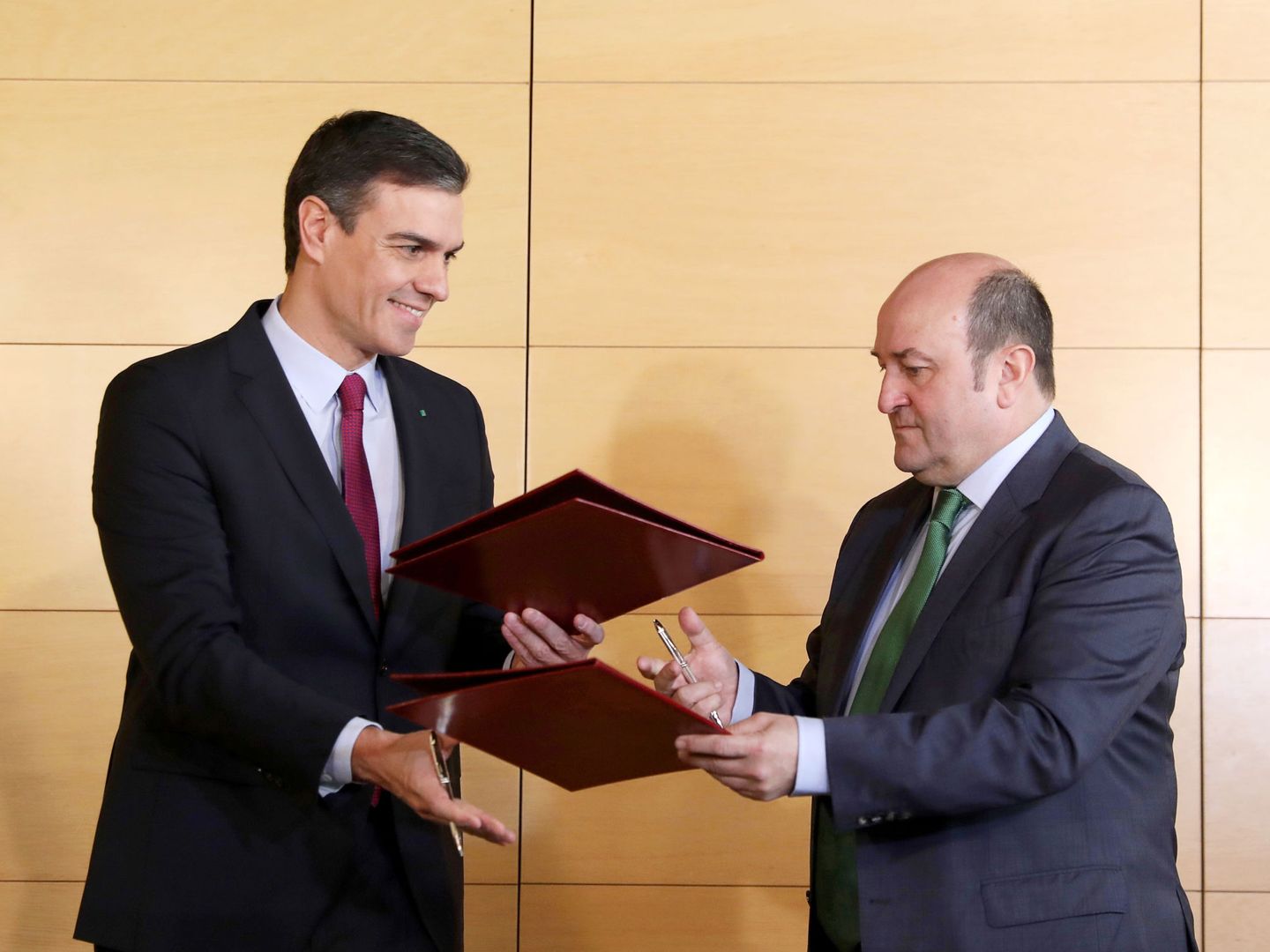 Pedro Sánchez y Andoni Ortuzar, tras la firma del acuerdo. (EFE)