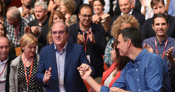 Foto: Pedro Sánchez saluda a Ángel Gabilondo, ante Cristina Narbona, Isaura Leal y Manolo Robles, el pasado 22 de octubre en el 13º Congreso del PSOE-M. (EFE)