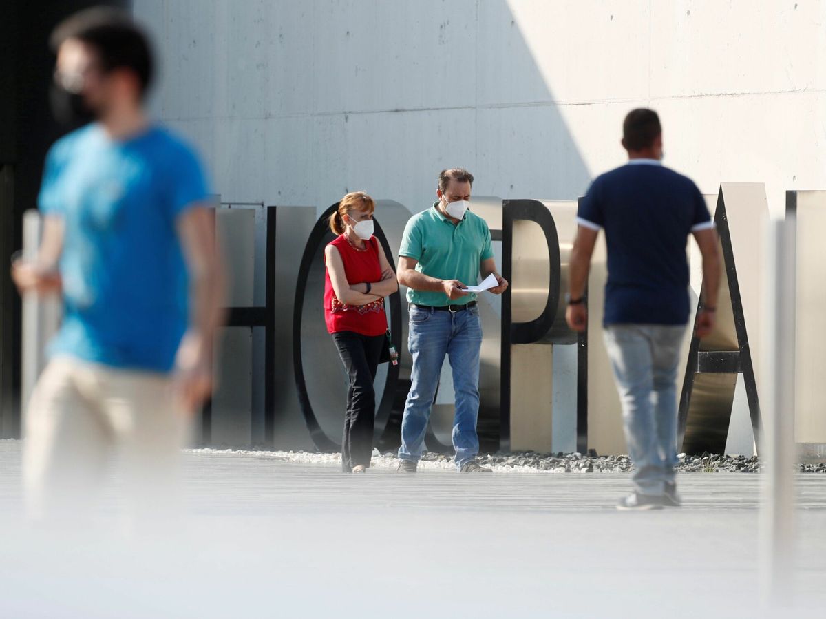 Foto: Varias personas caminan frente al Hospital HULA de Lugo. (EFE)