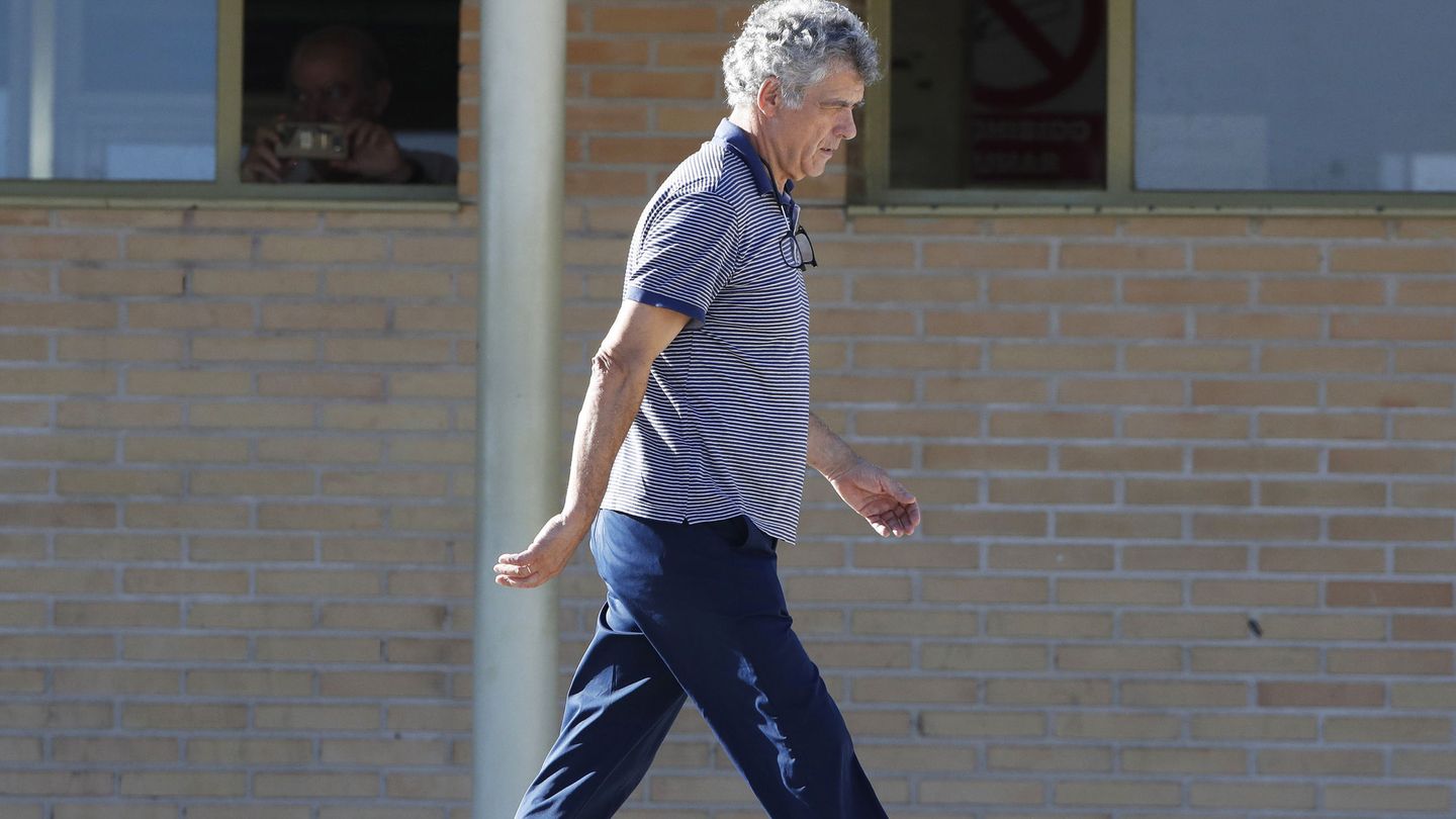 Ángel María Villar saliendo de la prisión de Soto del Real. (EFE/Juan Cruz)