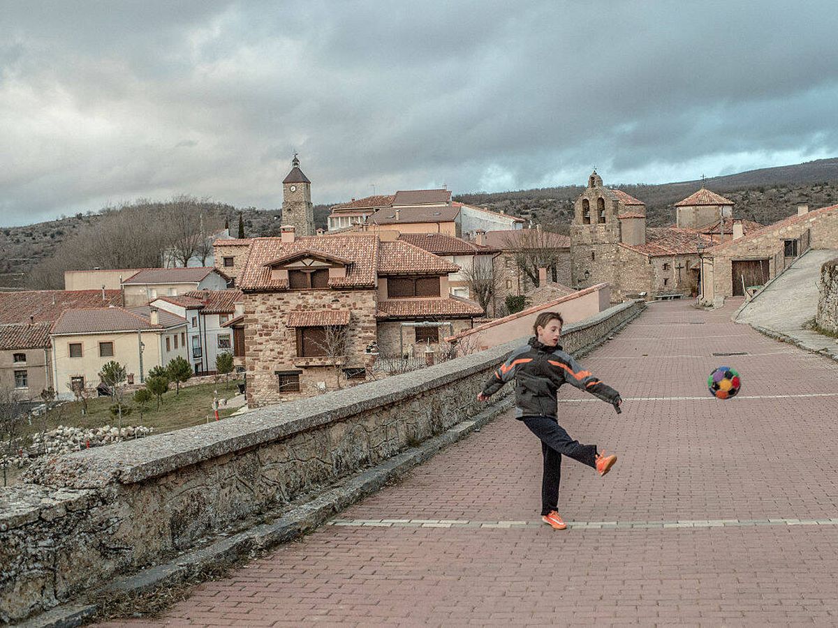 Foto: Un niño juega en Molina de Aragón. (Getty/David Ramos)