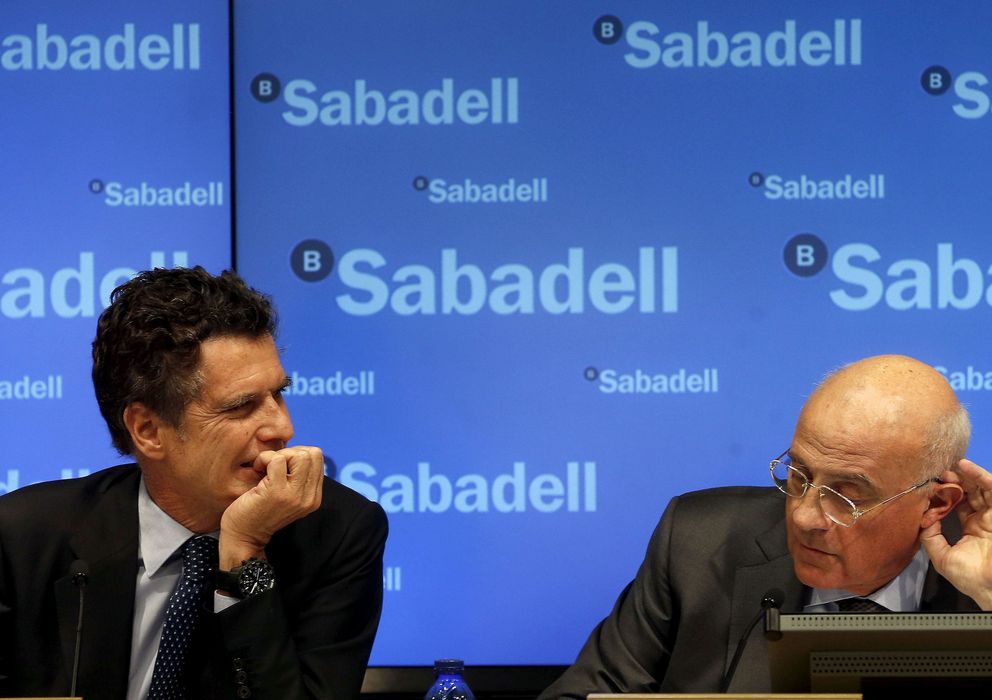 Foto: El presidente del Banco Sabadell, Josep Oliu (d), y el consejero delegado, Jaume Guardiola