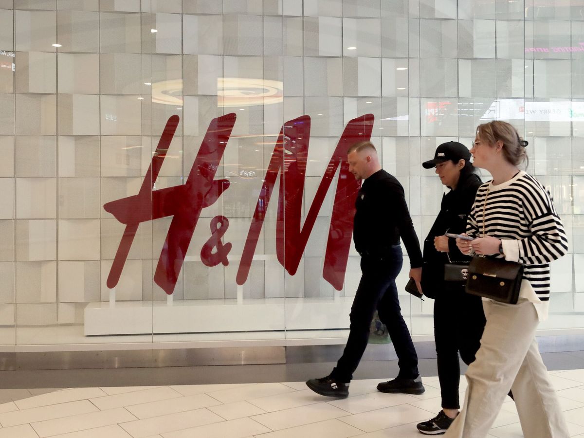 Foto: Logo de H&M a la entrada de una de sus tiendas. (EFE/Anatoly Maltsev)