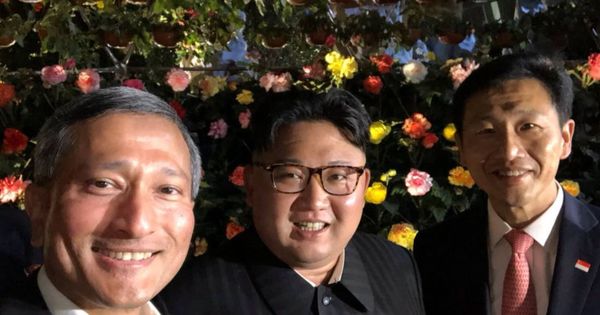 Foto: El ministro de Exteriores de Singapur, Vivian Balakrishnan (i), al líder norcoreano Kim Jong-un (c), y al ministro de Educación de Singapur, Ong Ye Kund (d). (EFE)