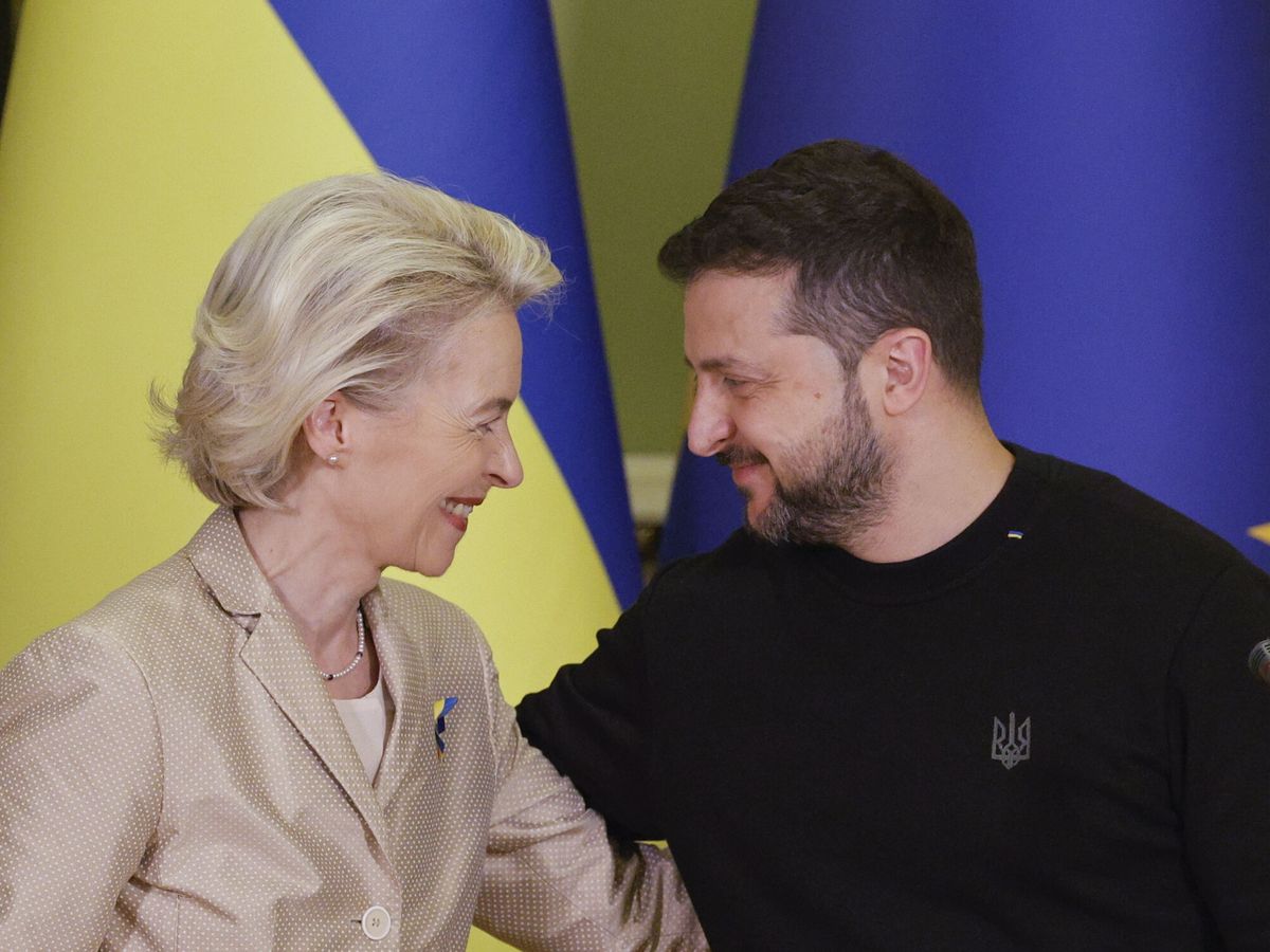 Foto: La presidenta de la Comisión Europea, Ursula von der Leyen, señaló este sábado ante el presidente de Ucrania, Volodímir Zelenski. (EFE / Sergey Dolzhenko)