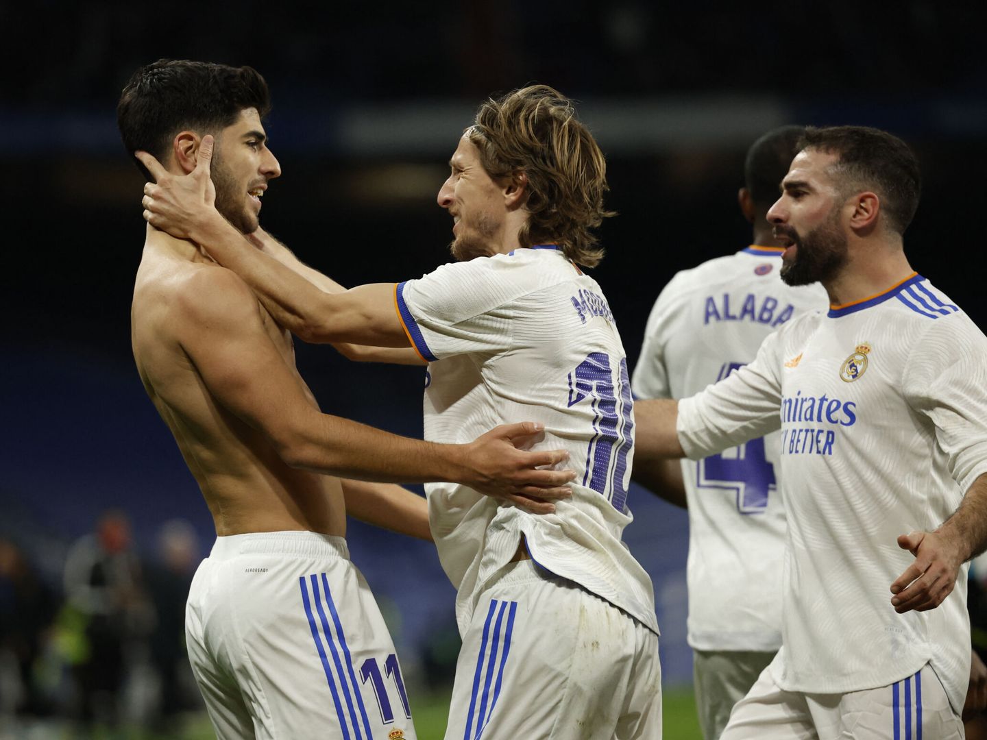 Modric y Carvajal celebran con Marco Asensio el gol conseguido contra el Granada