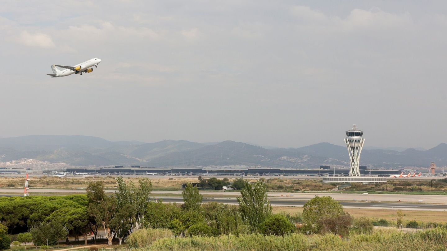 Avión despegando del Aeropuerto de El Prat, a cuya ampliación se ha opuesto Colau (EFE)