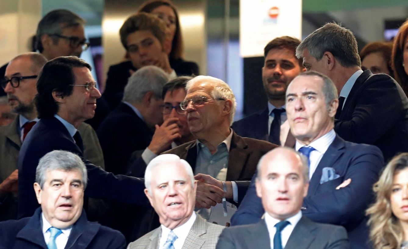 Aznar y Borrell, en el  palco. (EFE) 