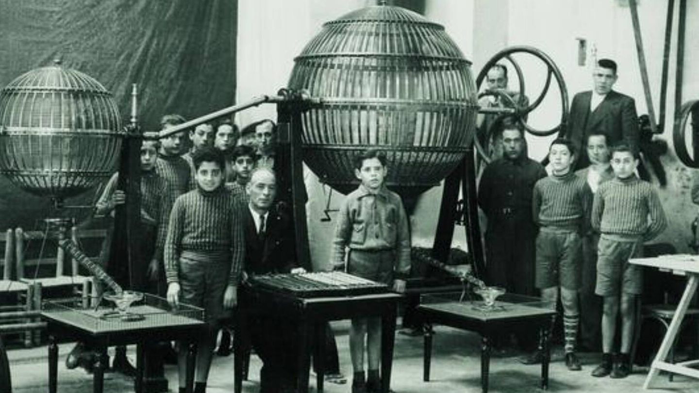 Antigua imagen de la preparación de los bombos de la lotería por alumnos del colegio San Ildefonso, en Madrid. (Cortesía/Comunidad de Madrid)