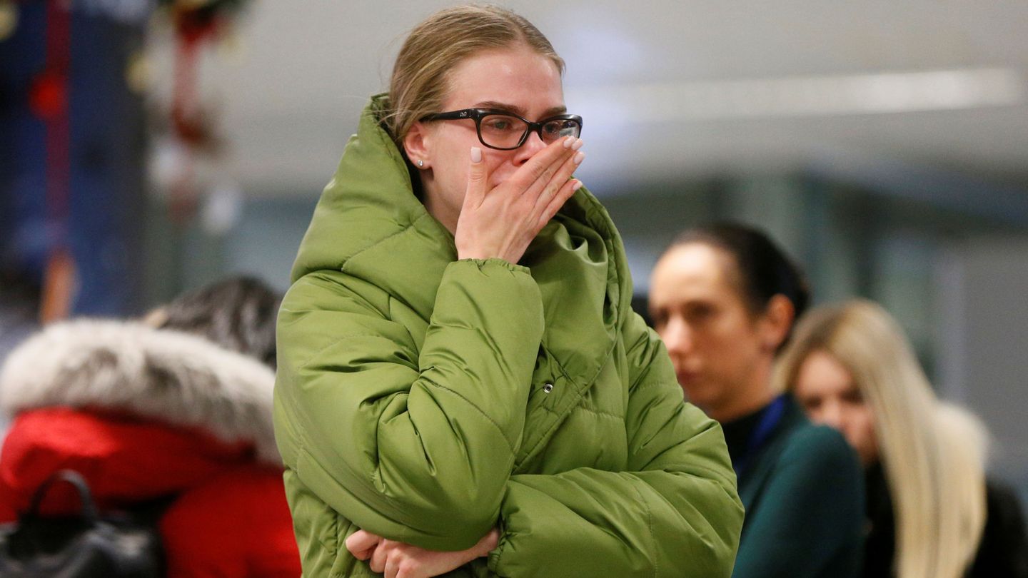 Familiares de los pasajeros fallecidos, en el aeropuerto internacional de Kiev. (Reuters)