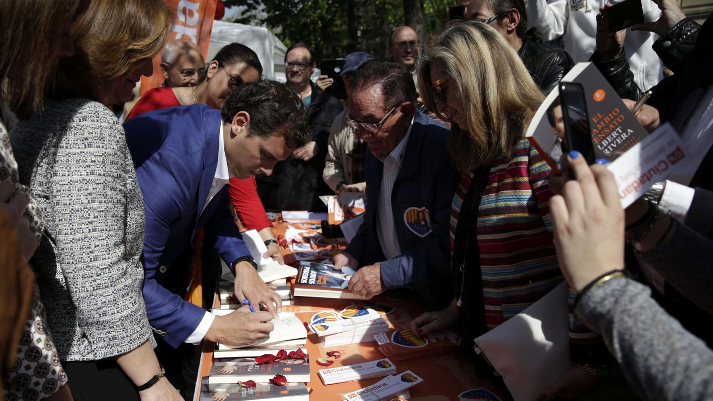 El exlíder de Ciudadanos, Albert Rivera, firma libros en Sant Jordi. (EFE)