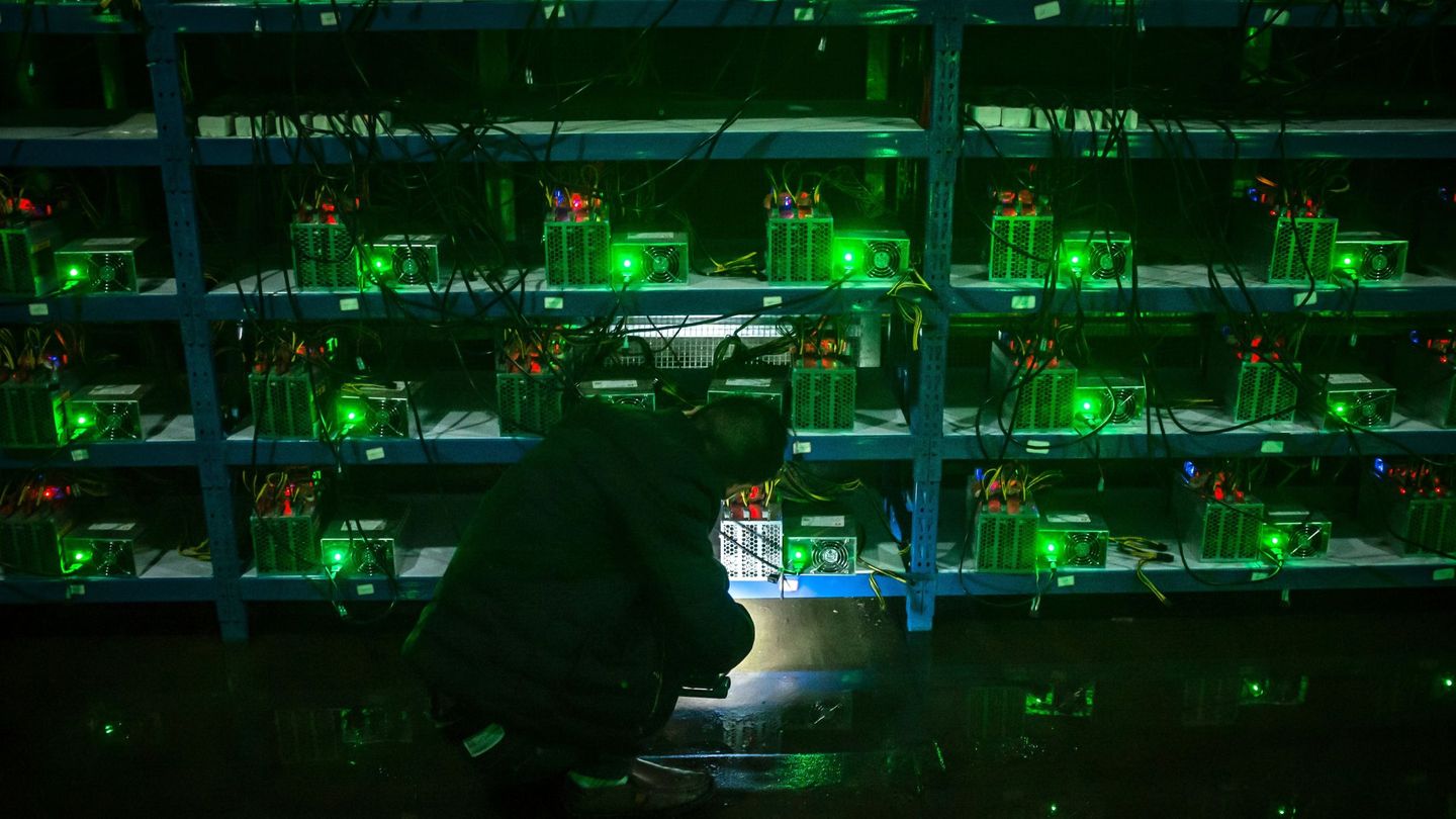 Un minero de bitcoins en China, antes de la prohibición de la actividad en el país. (EFE/EPA/Liu Xingzhe)