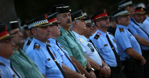 Foto: Mossos d'Esquadra, guardias civiles y policías nacionales, durante un homenaje a las víctimas de los atentados de Barcelona y Cambrils. (Reuters)